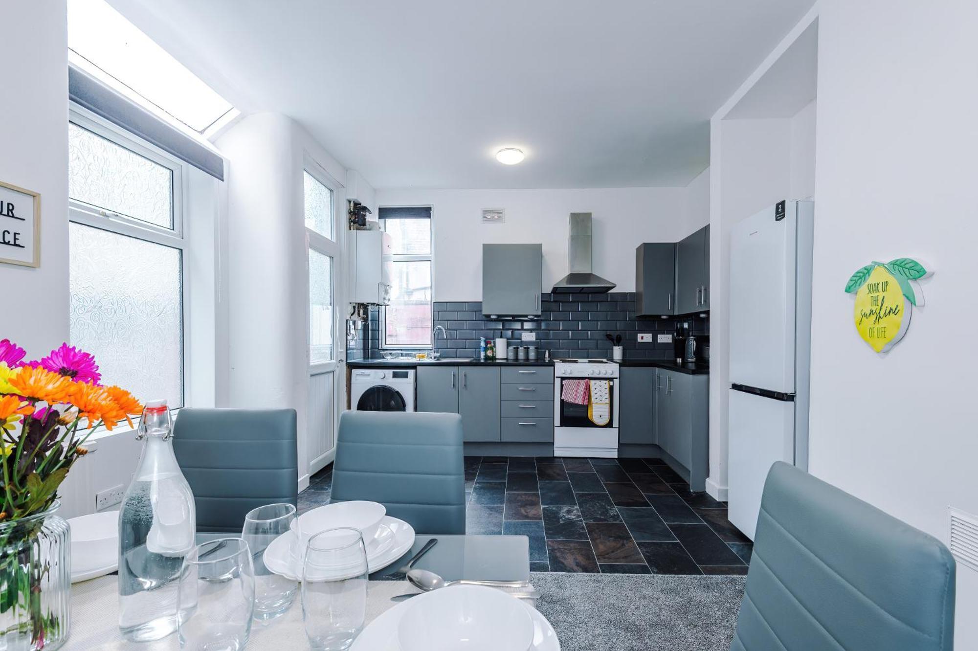 Large 3 Bed House Sleeps 6 By Host A Manchester