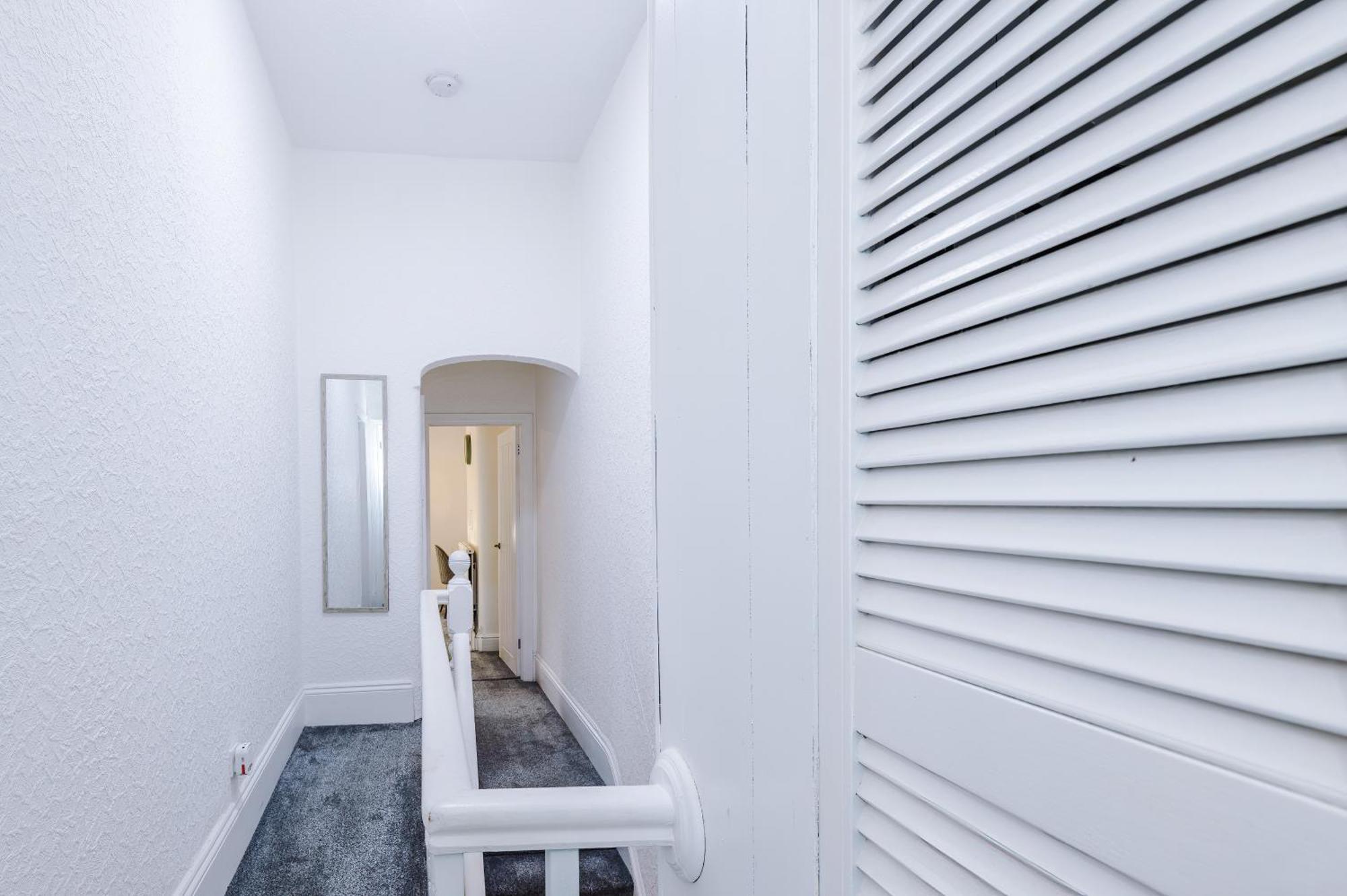 Large 3 Bed House Sleeps 6 By Host A *