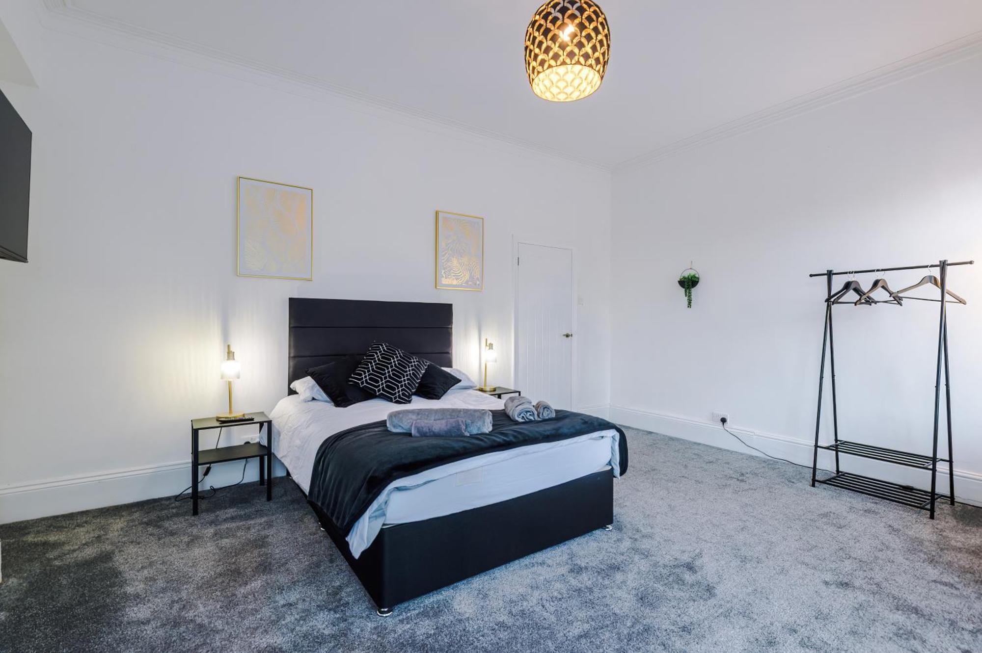 Large 3 Bed House Sleeps 6 By Host A * Manchester