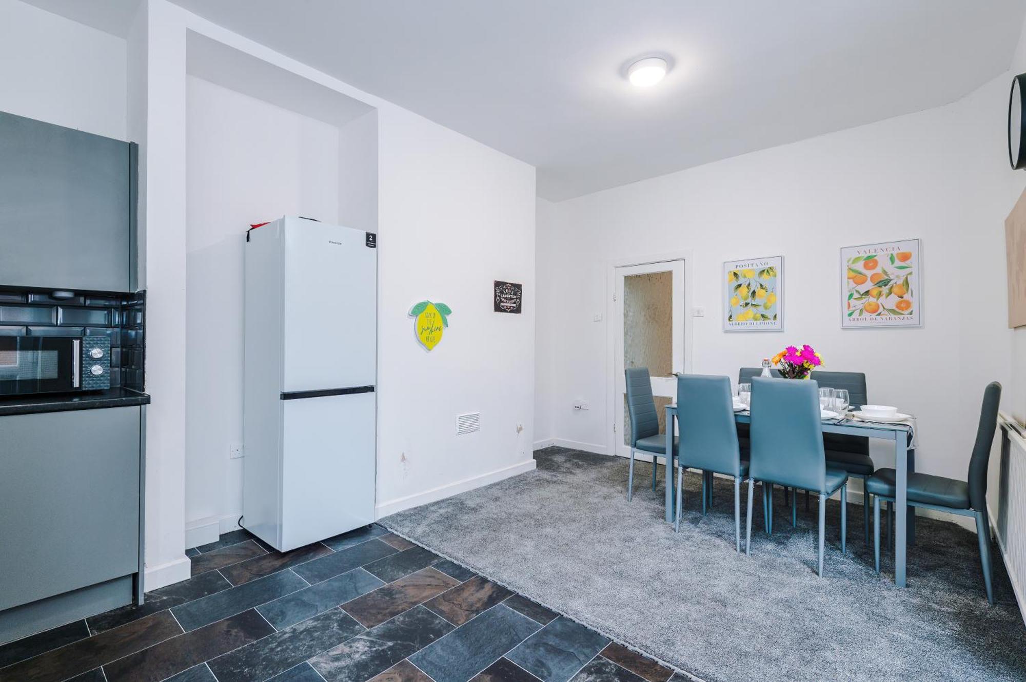Large 3 Bed House Sleeps 6 By Host A Manchester