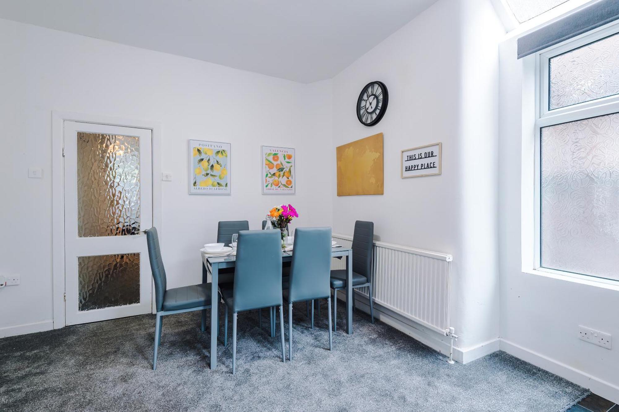 Large 3 Bed House Sleeps 6 By Host A * Manchester