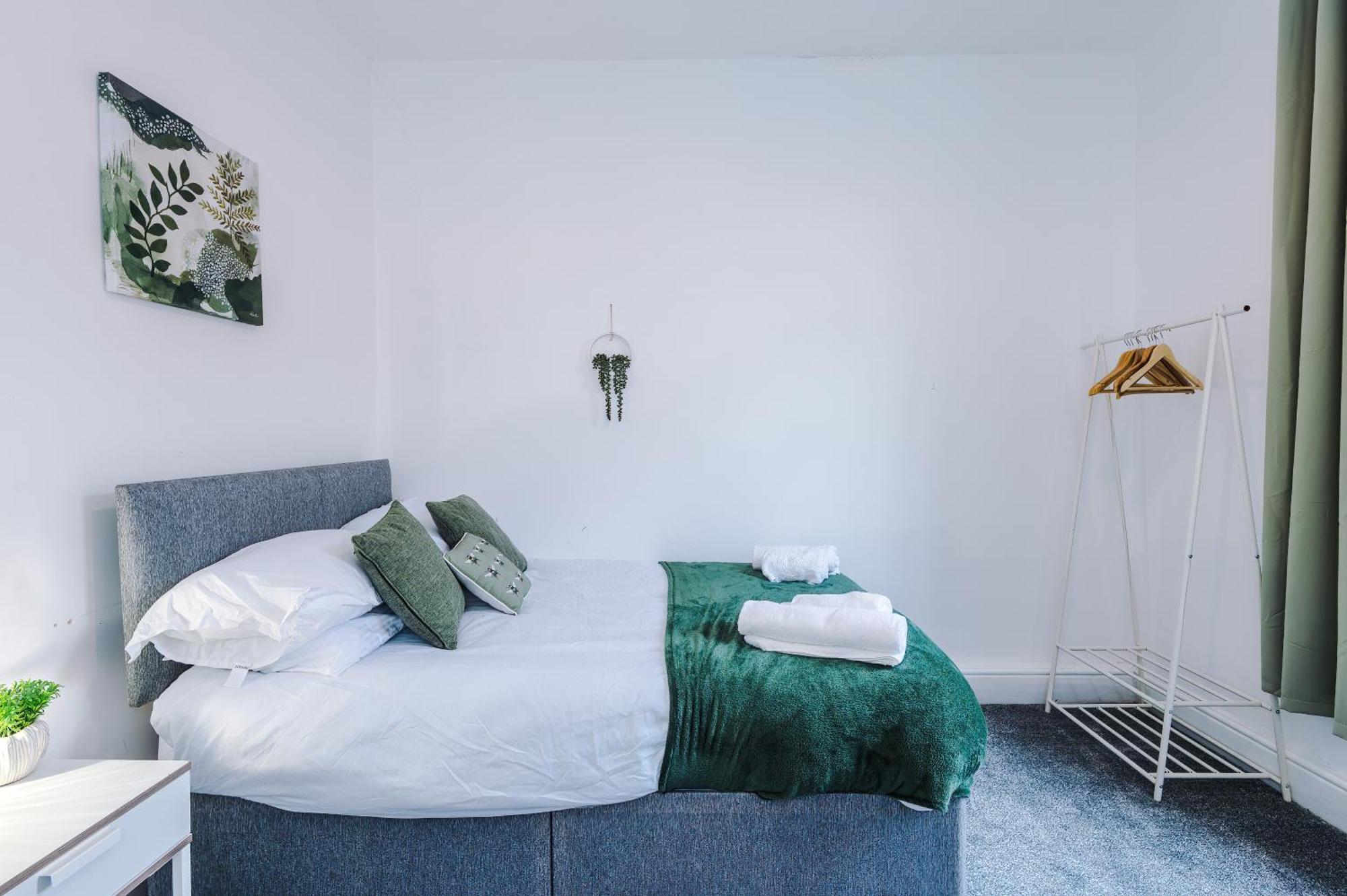 Large 3 Bed House Sleeps 6 By Host A *