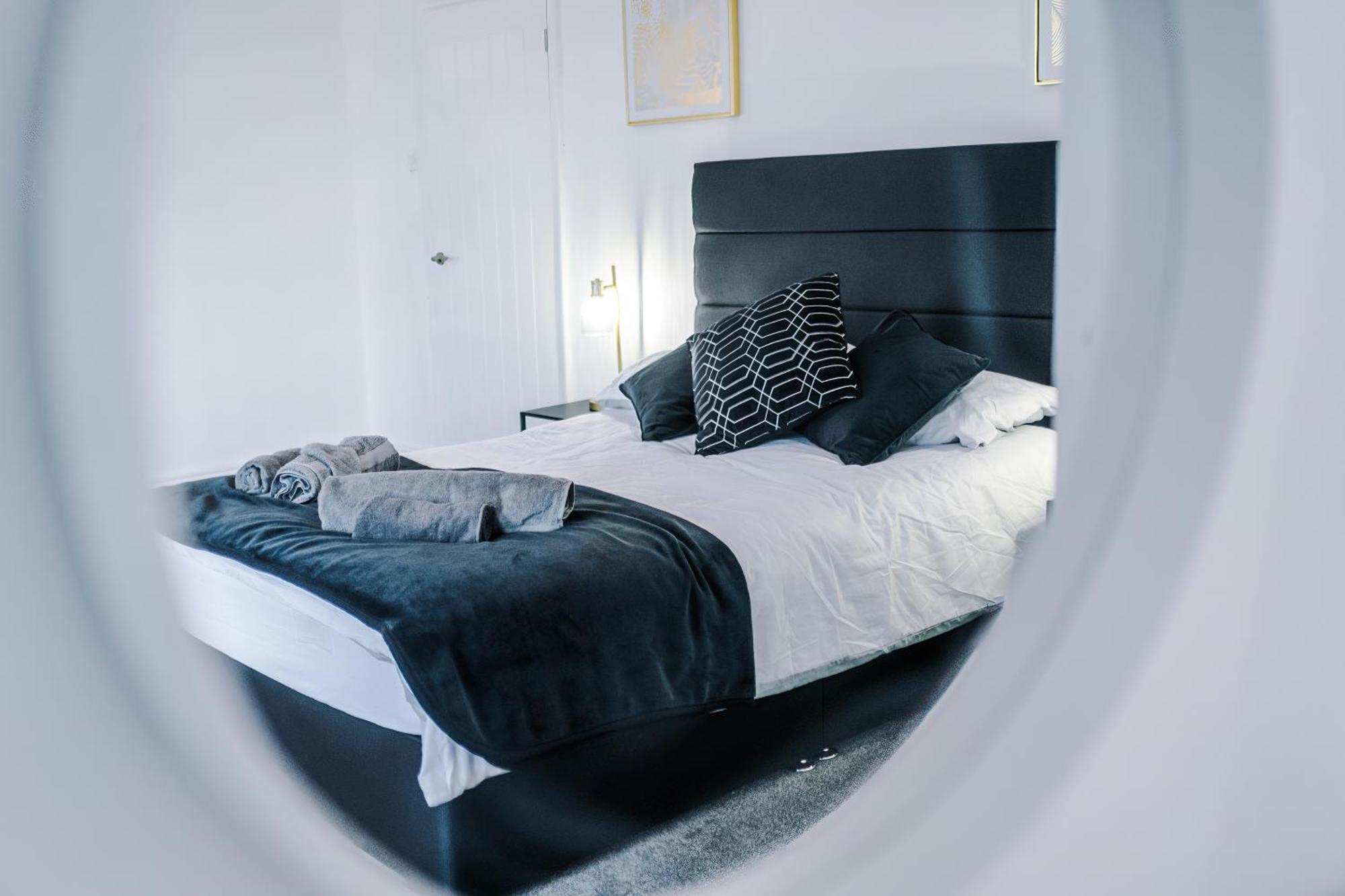 Large 3 Bed House Sleeps 6 By Host A * Manchester