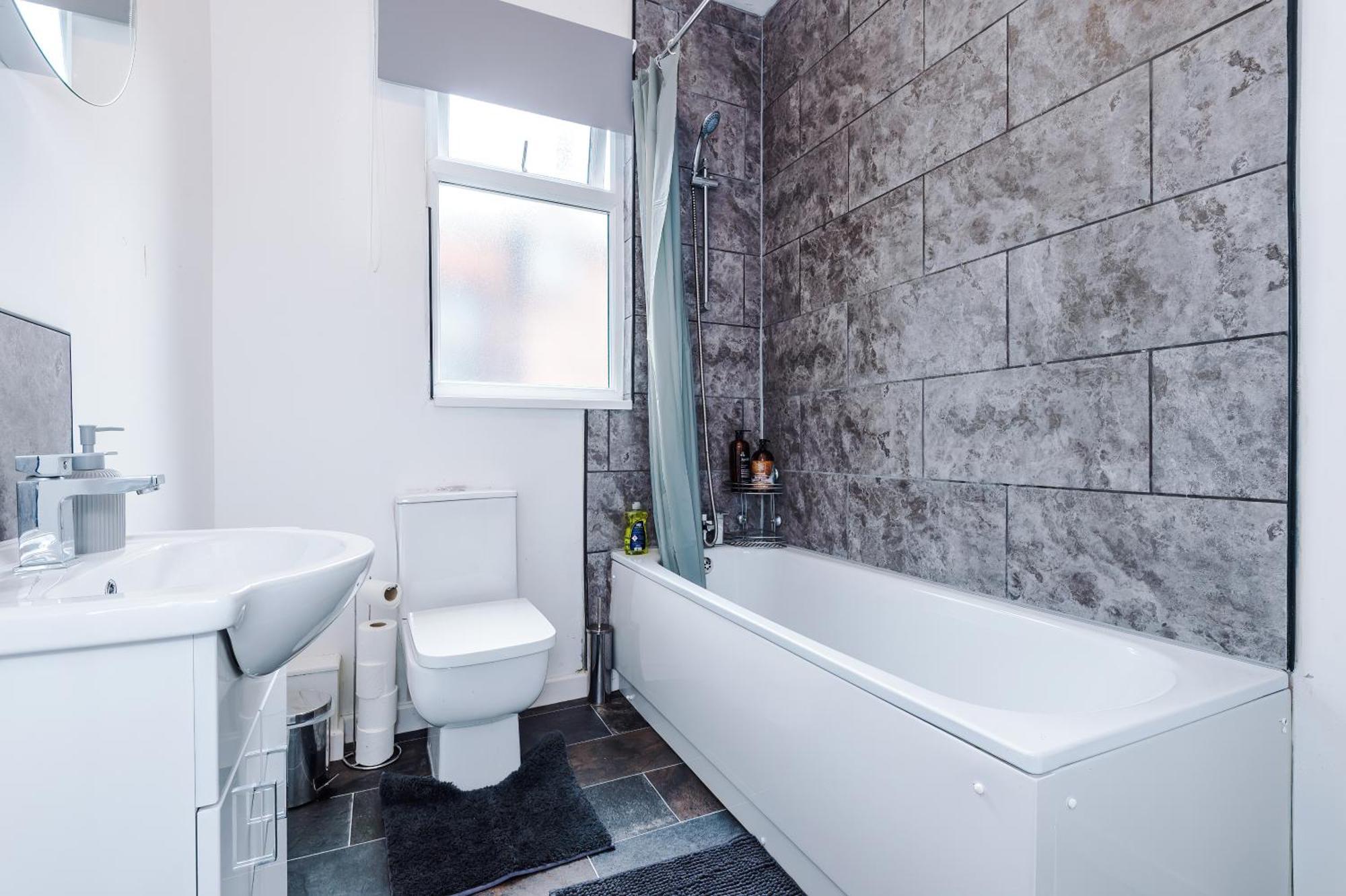 Large 3 Bed House Sleeps 6 By Host A