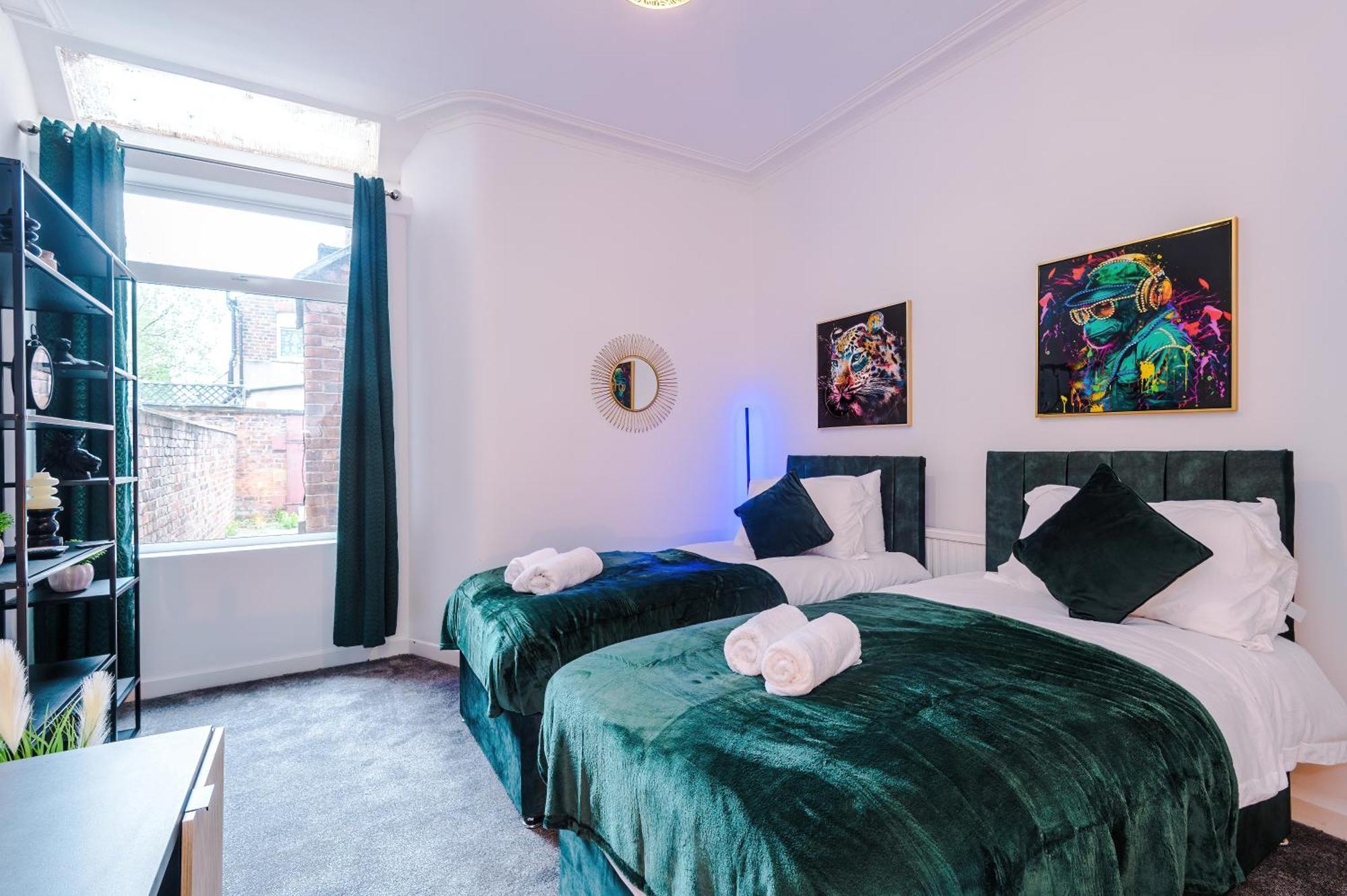 Large 3 Bed House Sleeps 6 By Host A * Manchester