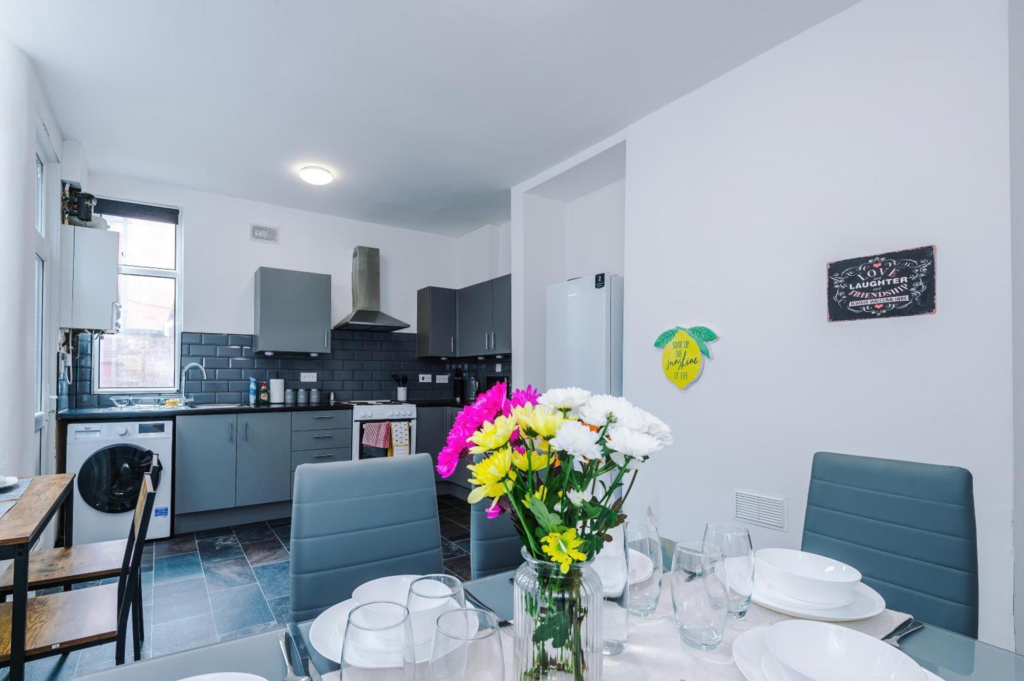 Large 3 Bed House Sleeps 6 By Host A