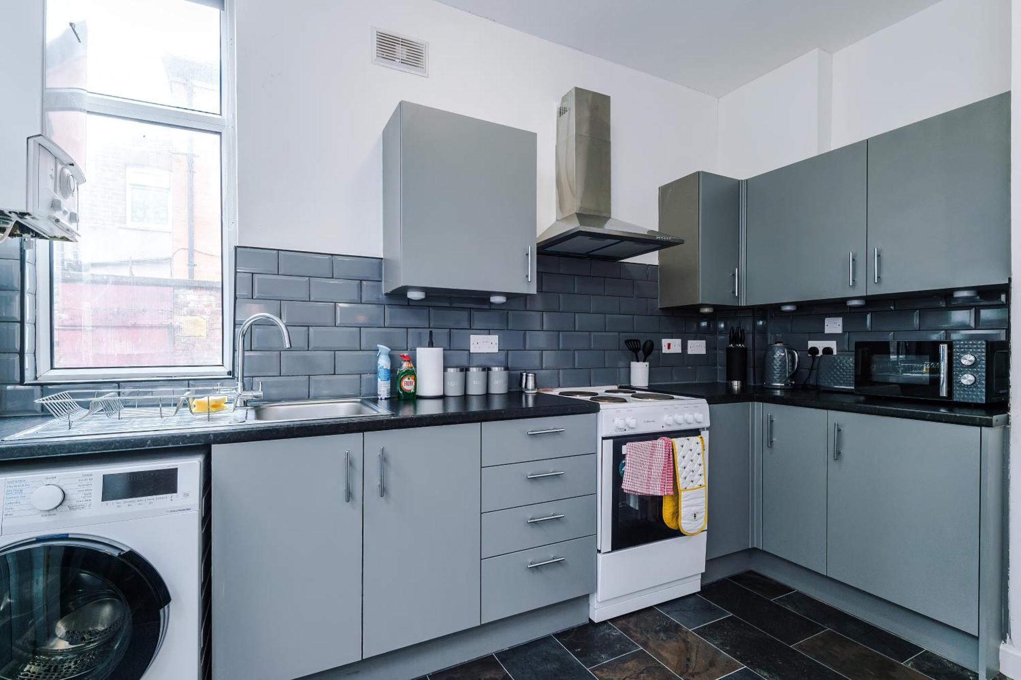 Large 3 Bed House Sleeps 6 By Host A * Manchester
