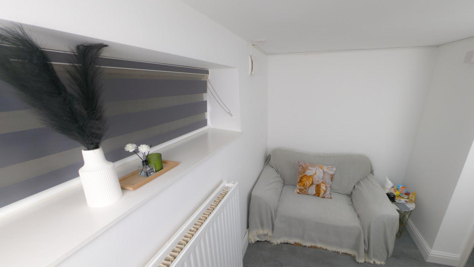 The Ruby Haven, Didsbury - 15mins To Airport - Opp The Christie's Nhs - Sleeps 5 Apartment