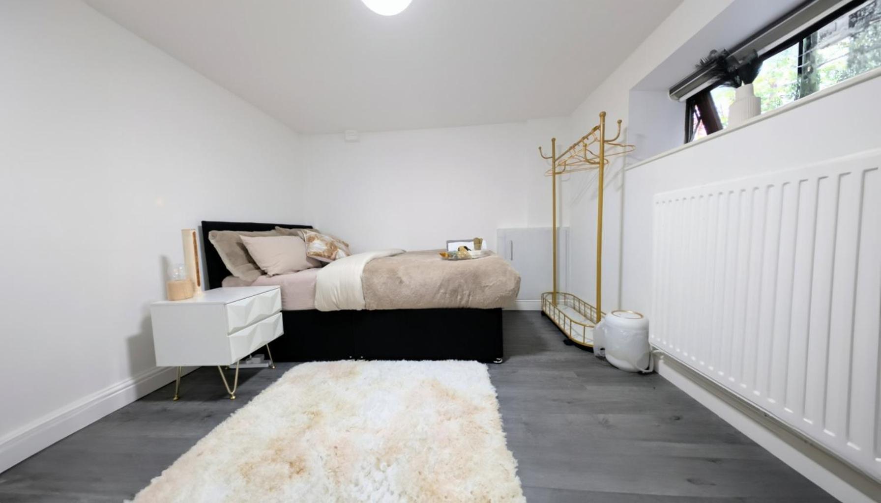 The Ruby Haven, Didsbury - 15mins To Airport - Opp The Christie's Nhs - Sleeps 5 * Manchester