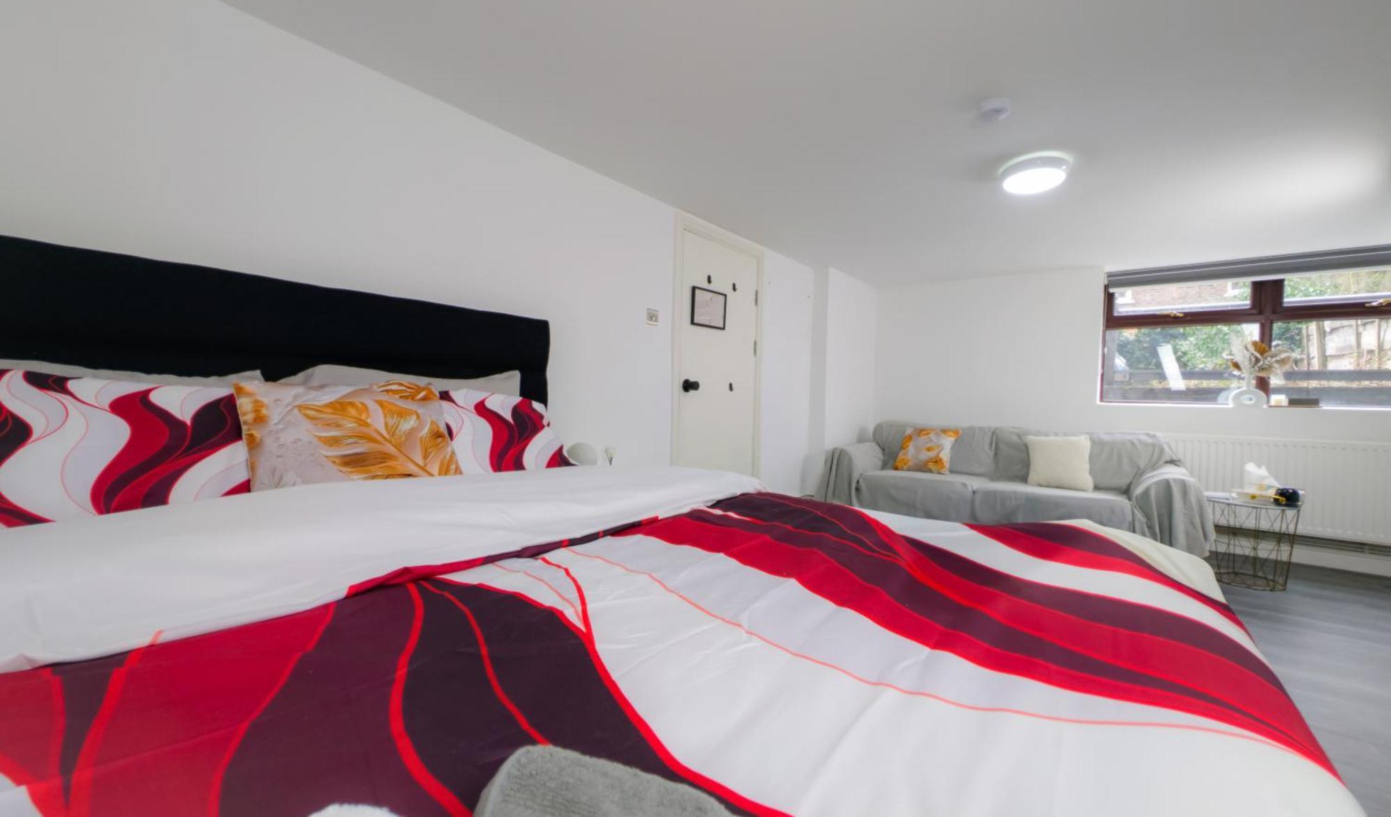 The Ruby Haven, Didsbury - 15mins To Airport - Opp The Christie's Nhs - Sleeps 5 Apartment