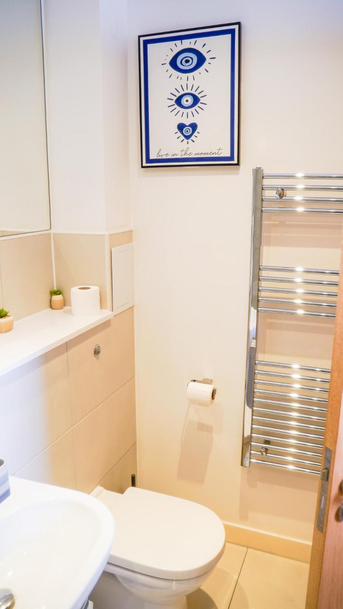 Apartment Centre With Balcony & Free Parking - Including Free 1-hour Early Check-in Or Late Check-out For Bookings Until July, Justeat Voucher For 2-night Minimum!