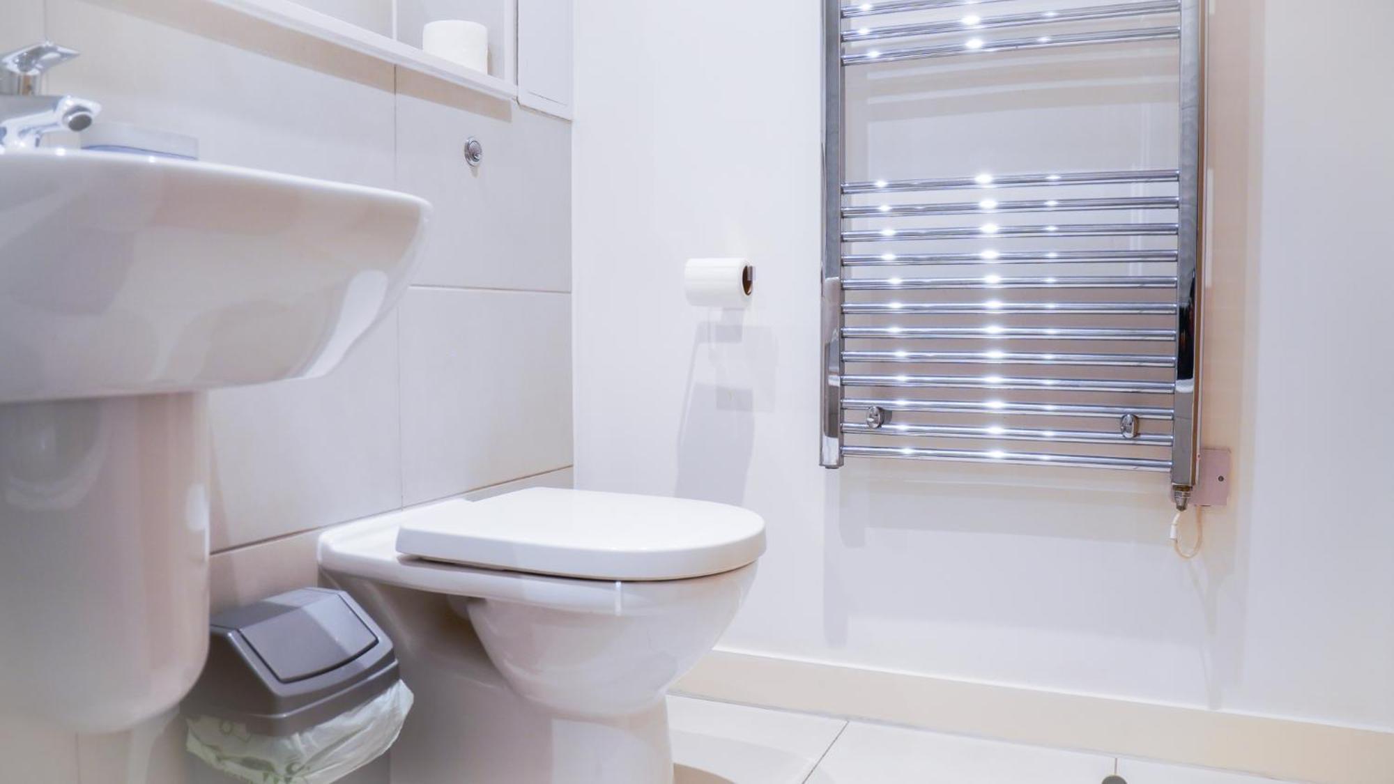 Centre With Balcony & Free Parking - Including Free 1-hour Early Check-in Or Late Check-out For Bookings Until July, Justeat Voucher For 2-night Minimum! *