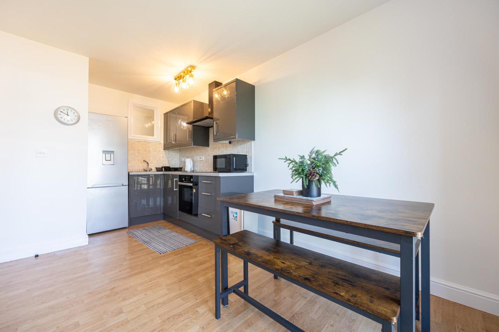 Cosy, 2 Bed Flat Parking *