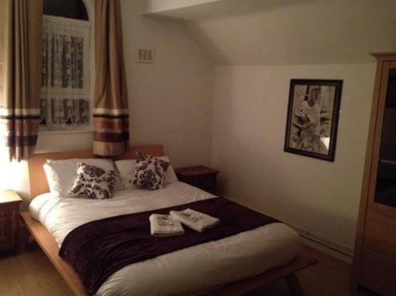 Hendham House 2*