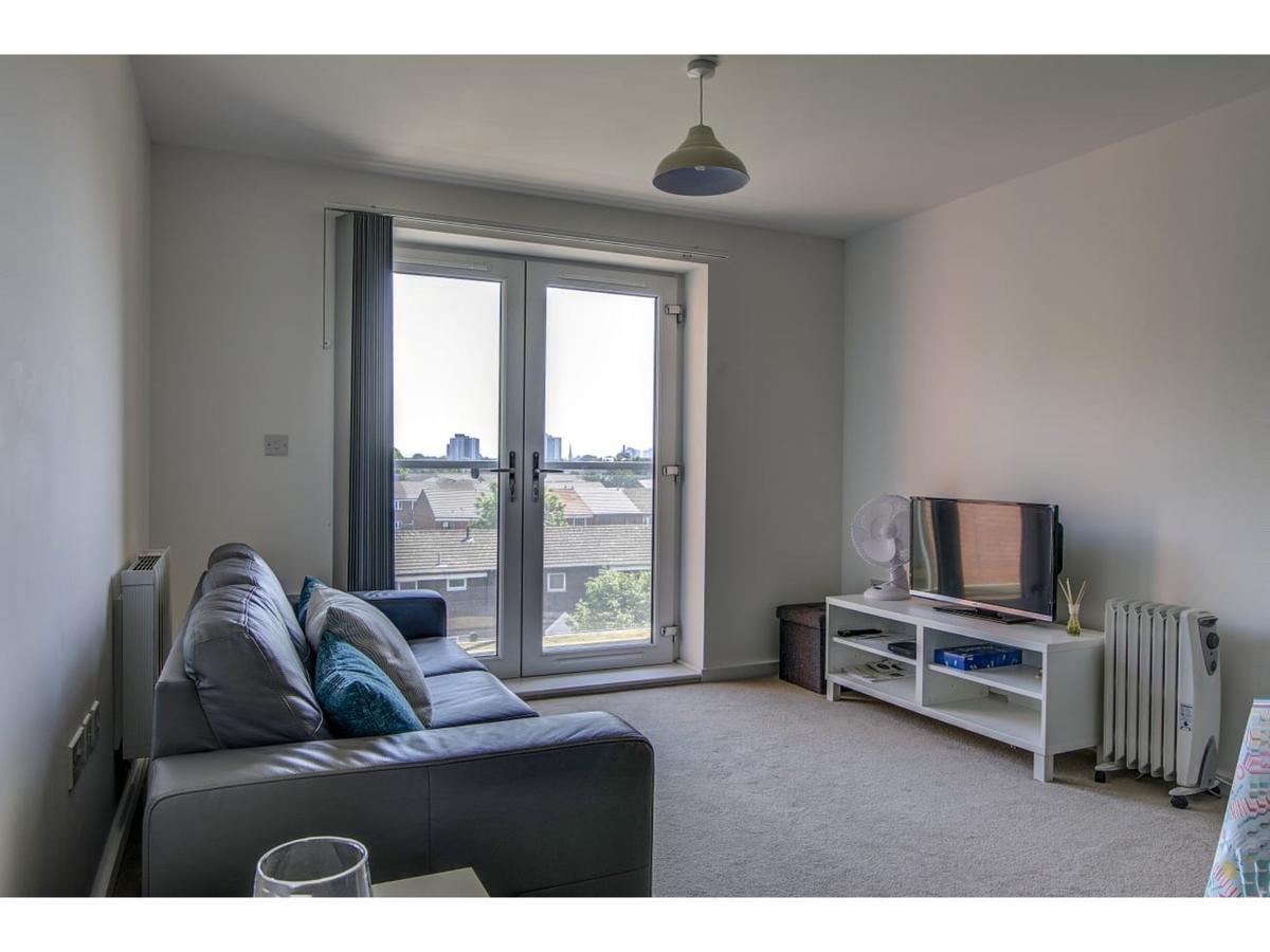 Large, Spacious And Modern Apt For 4 In *