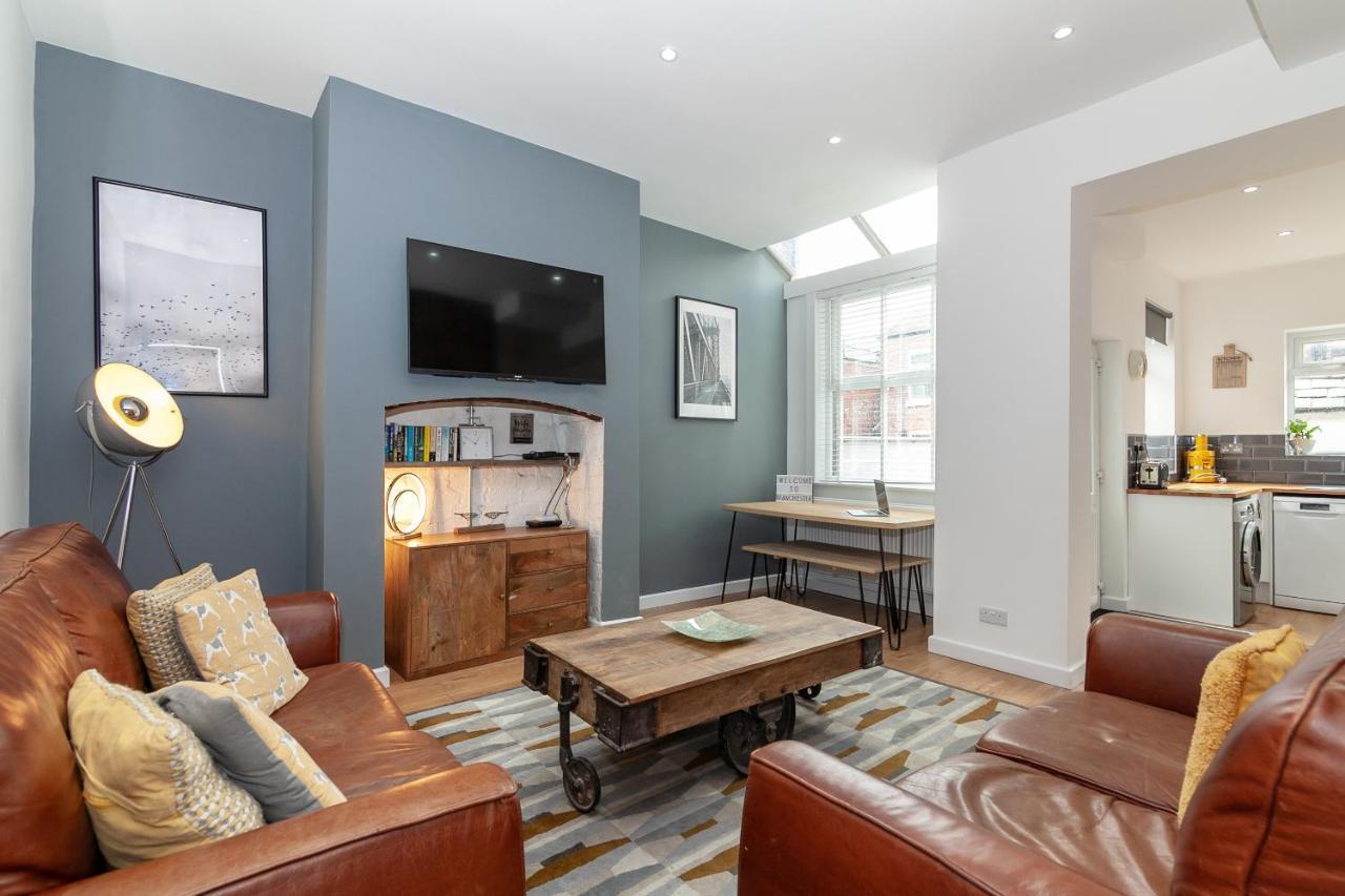 Park House - Large 3 Bedroom Victorian House, 10 Mins From Holiday home *