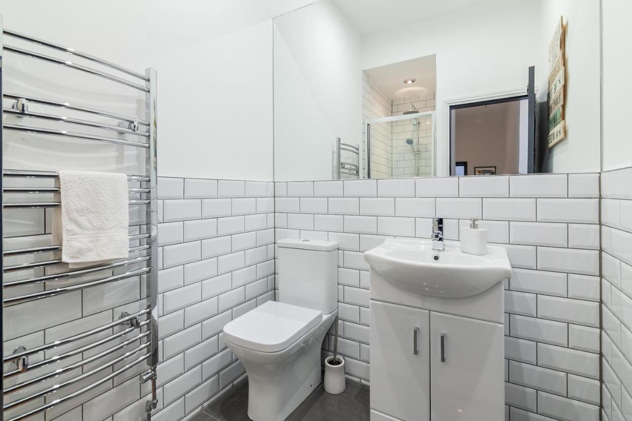Park House - Large 3 Bedroom Victorian House, 10 Mins From