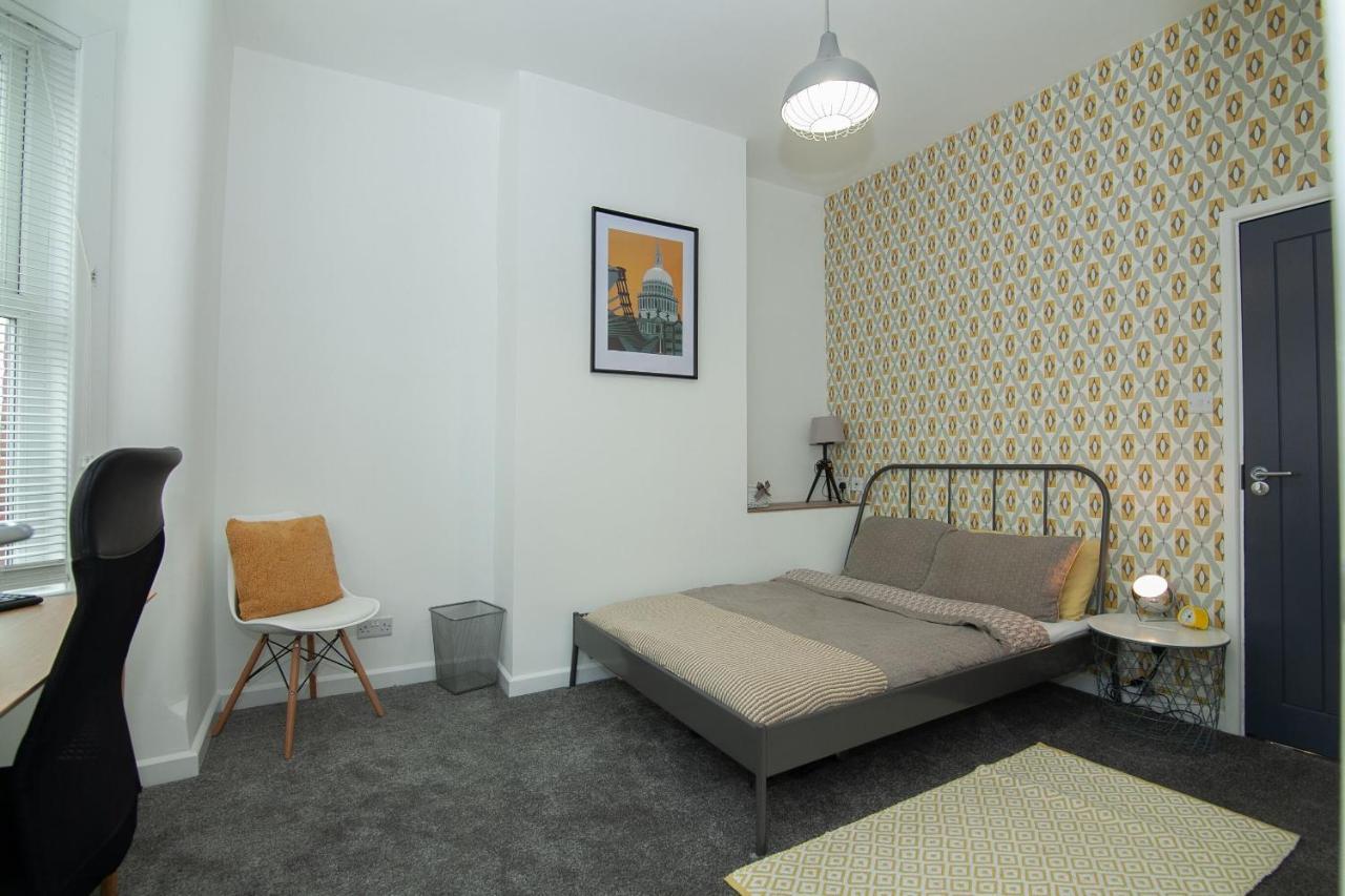 Park House - Large 3 Bedroom Victorian House, 10 Mins From Holiday home Manchester