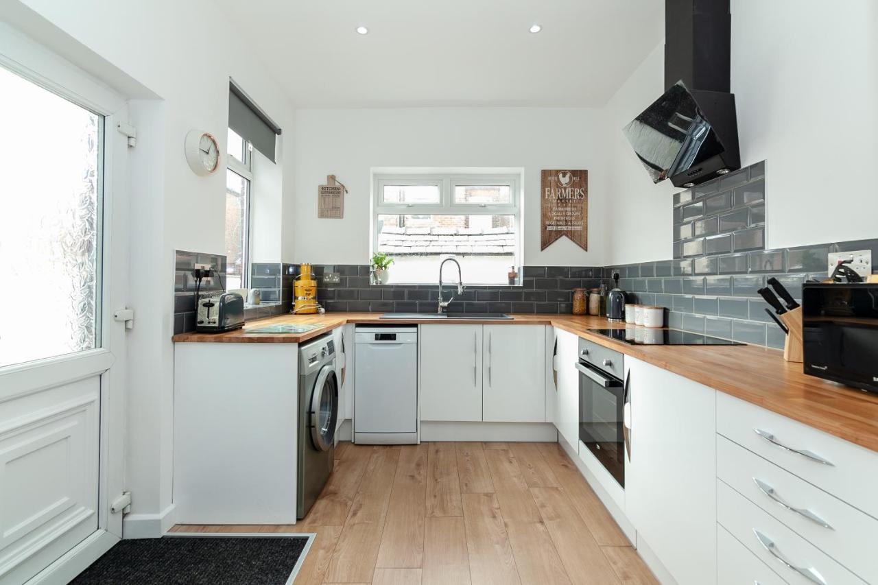 Park House - Large 3 Bedroom Victorian House, 10 Mins From *