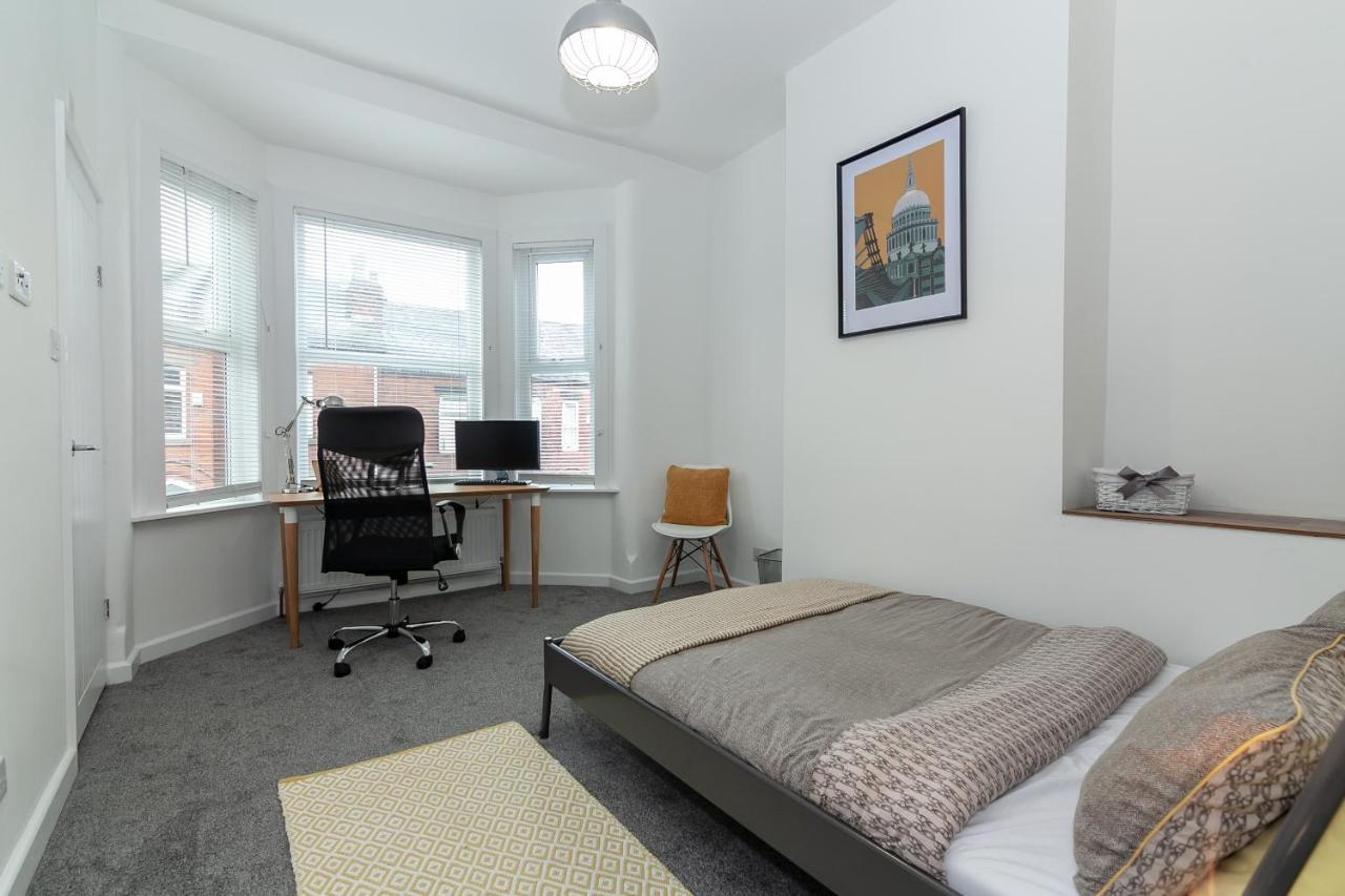 Park House - Large 3 Bedroom Victorian House, 10 Mins From * Manchester
