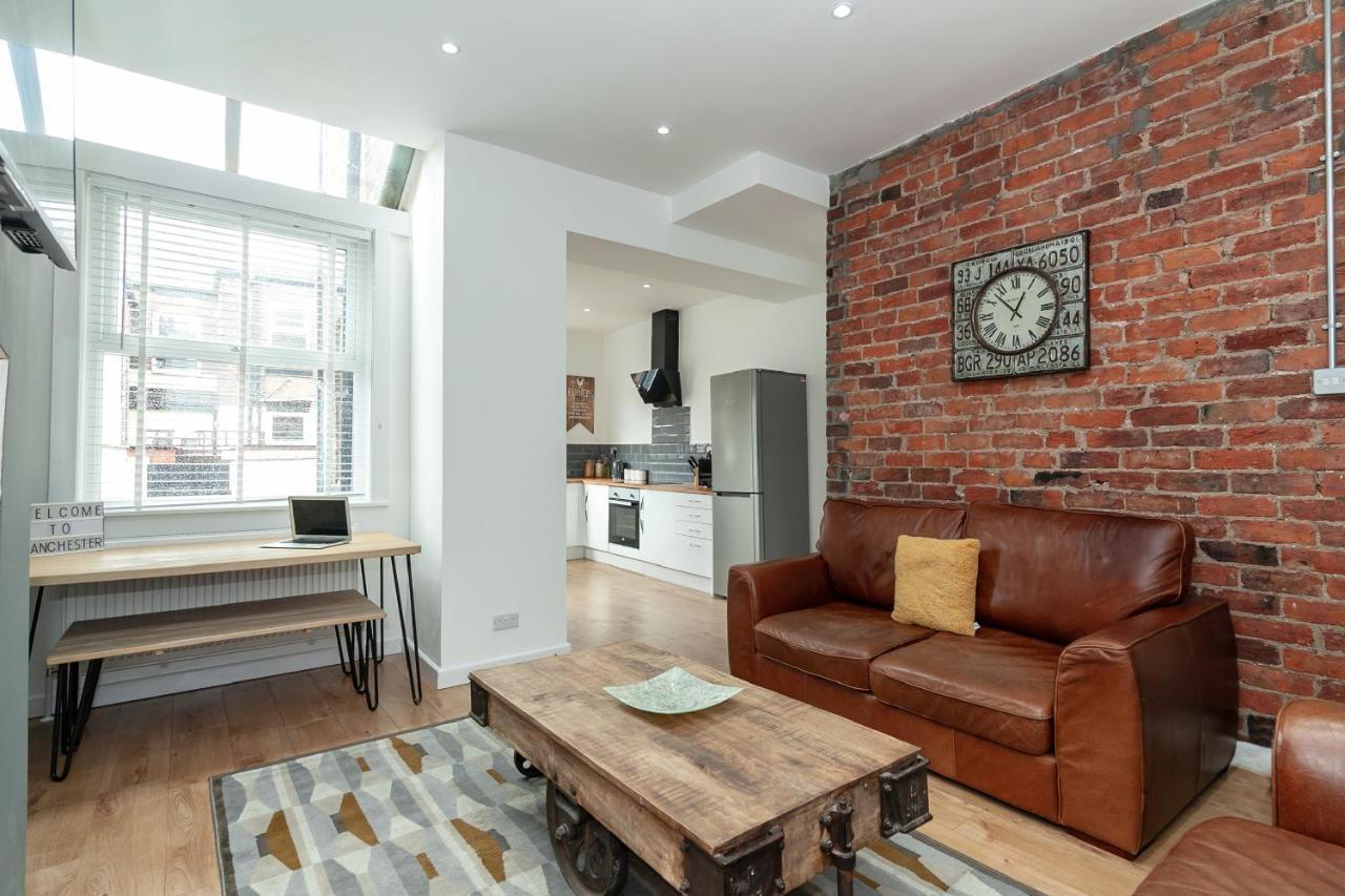 Park House - Large 3 Bedroom Victorian House, 10 Mins From Holiday home