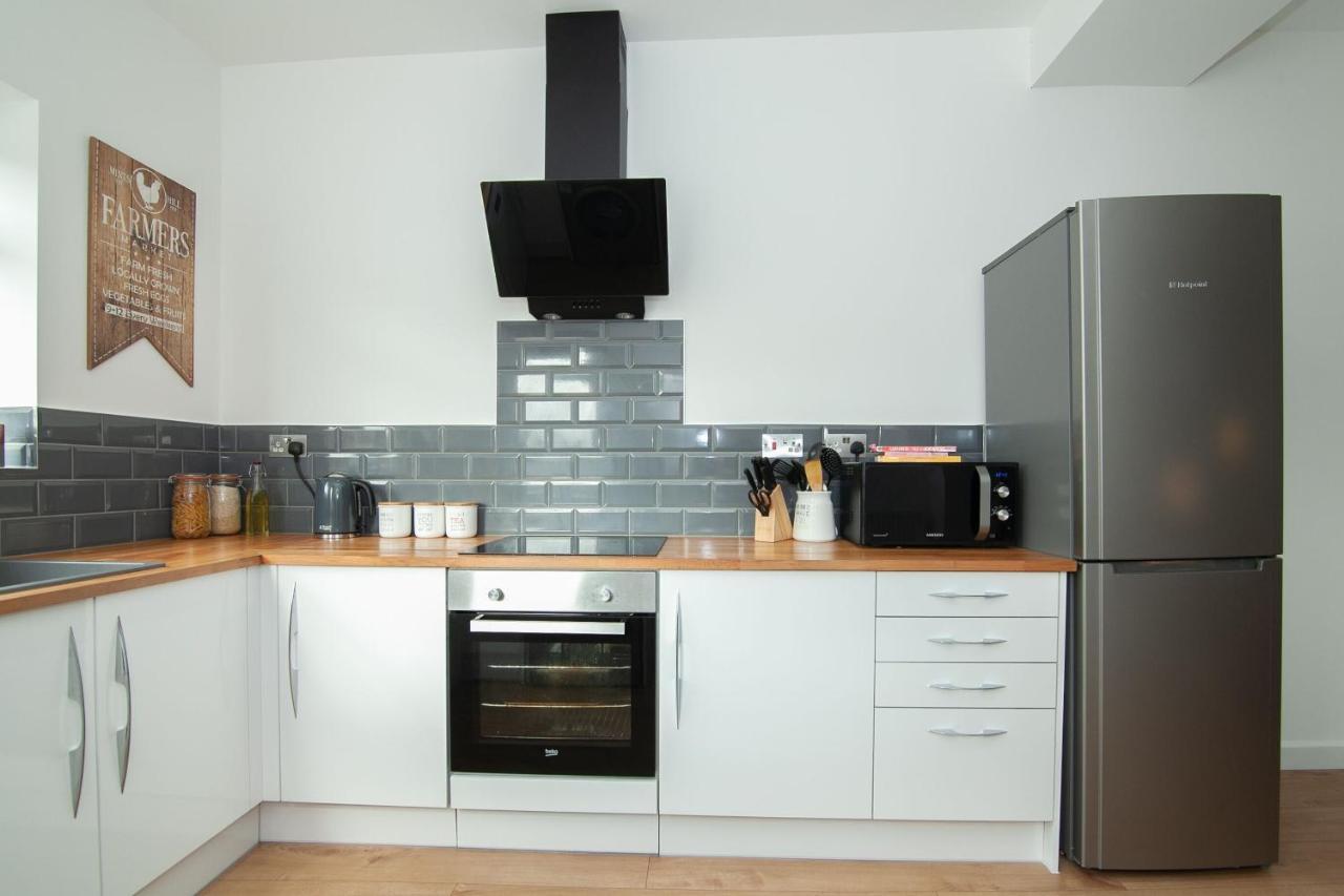 Park House - Large 3 Bedroom Victorian House, 10 Mins From