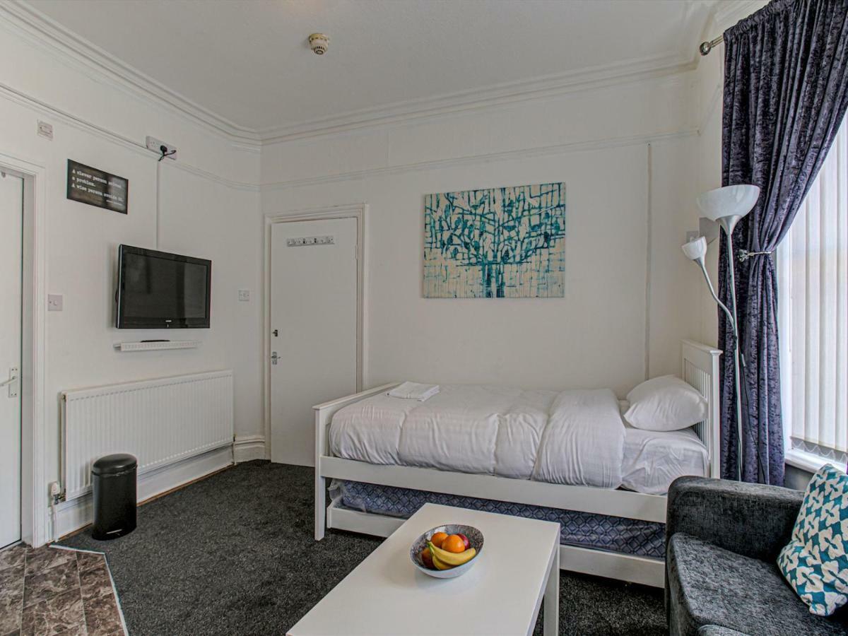 Entire Studio Walking Distance To Mufc! Apartment *