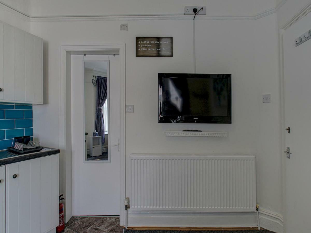 Entire Studio Walking Distance To Mufc! Apartment *