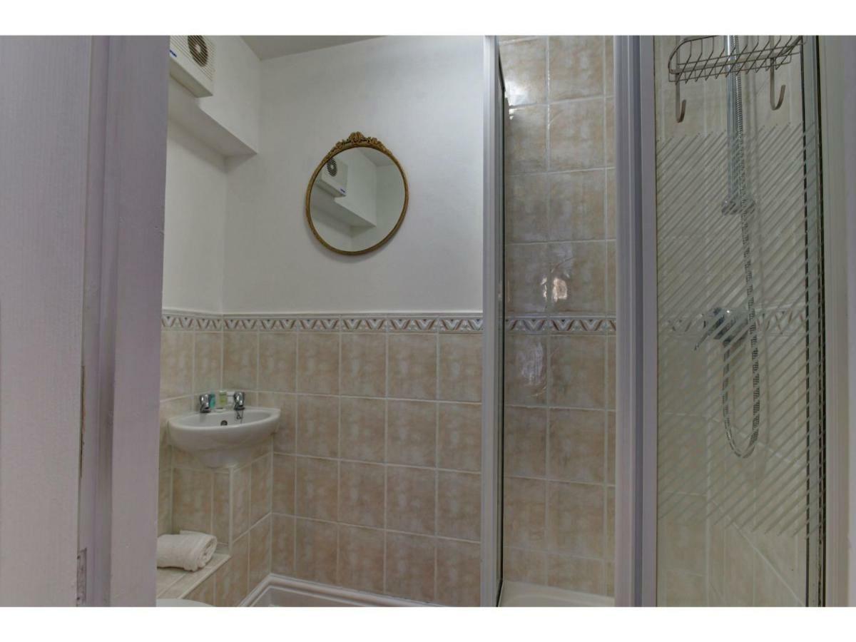 Delightful & Spacious 2bd Apt For 6, Mcr! Apartment