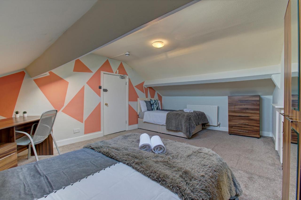 Holiday home The Ultimate House Sleeps 30 *