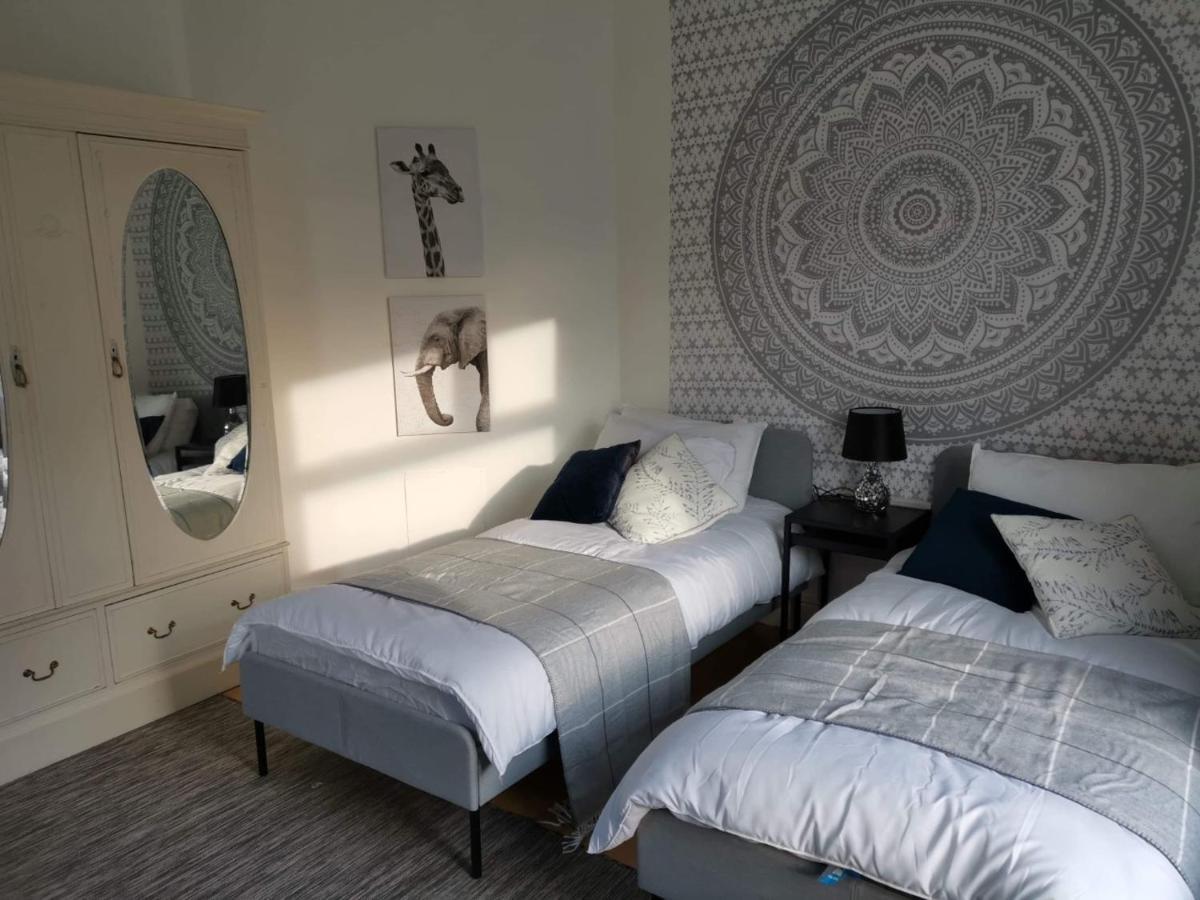 Corner House, Sleeps 8 In 4 Bedrooms, Near Train Station, Great Value! *
