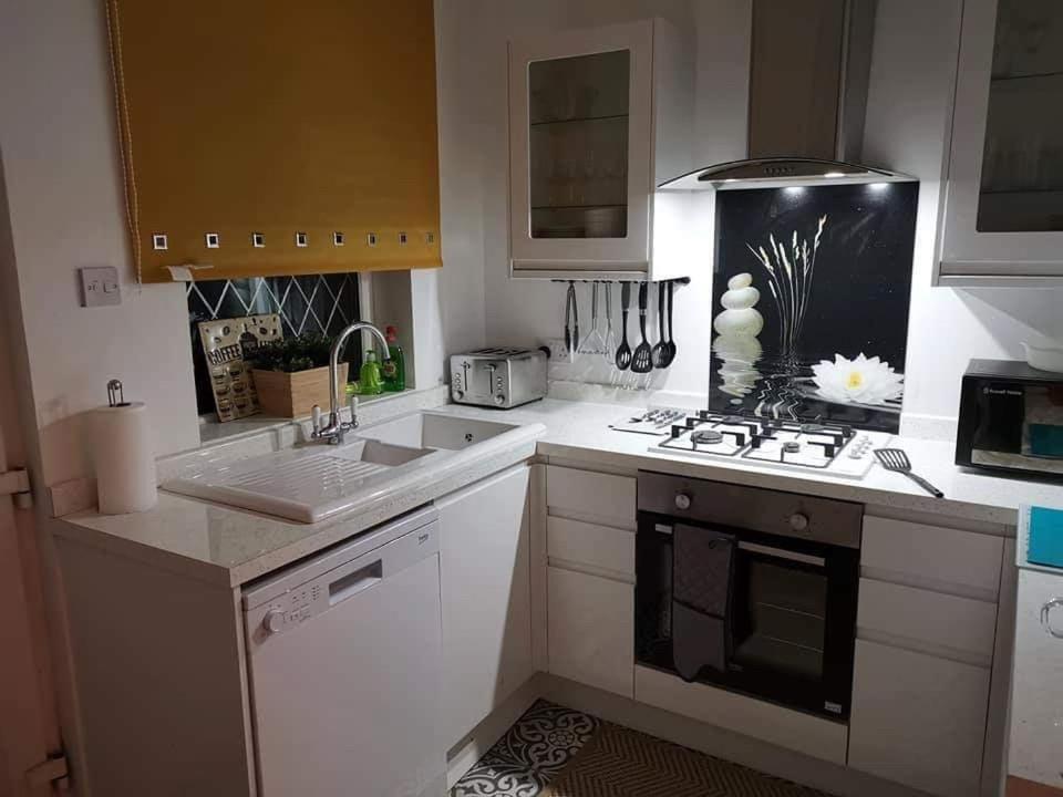 Vakantiehuis Corner House, Sleeps 8 In 4 Bedrooms, Near Train Station, Great Value! *