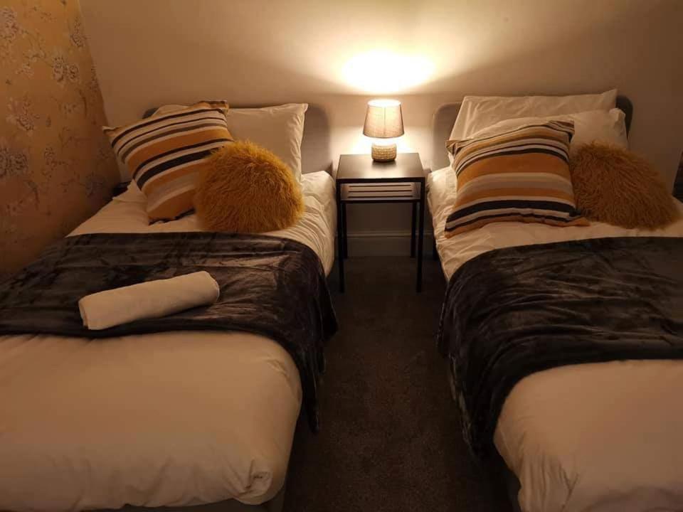 Vakantiehuis Corner House, Sleeps 8 In 4 Bedrooms, Near Train Station, Great Value! *
