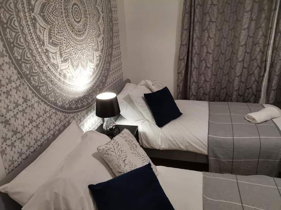 Vakantiehuis Corner House, Sleeps 8 In 4 Bedrooms, Near Train Station, Great Value! *