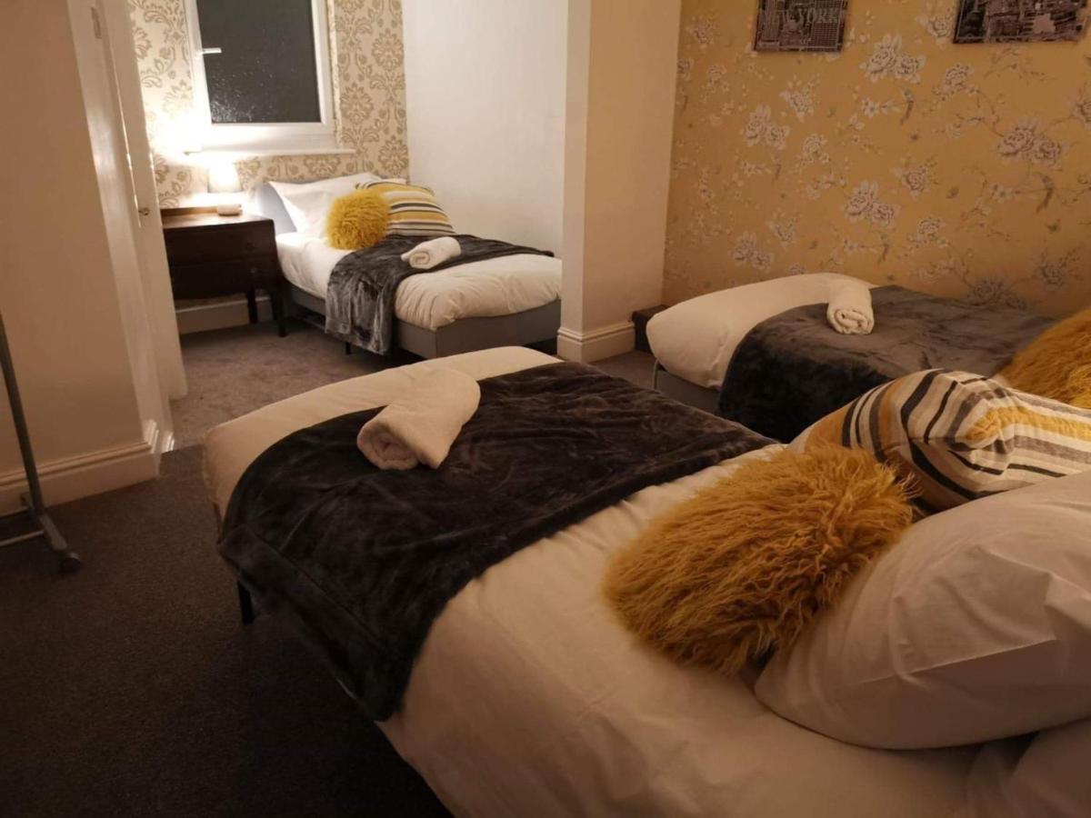 Corner House, Sleeps 8 In 4 Bedrooms, Near Train Station, Great Value! *