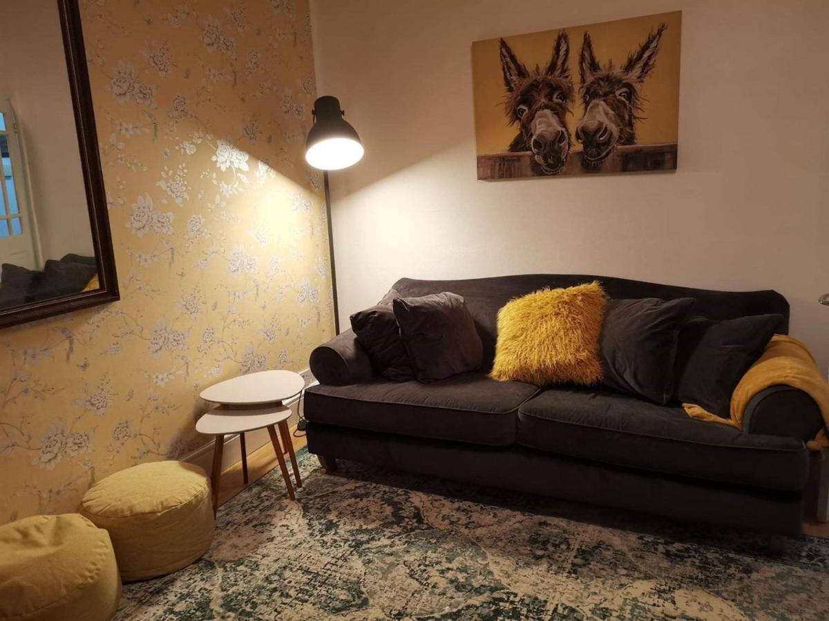Corner House, Sleeps 8 In 4 Bedrooms, Near Train Station, Great Value! Vakantiehuis