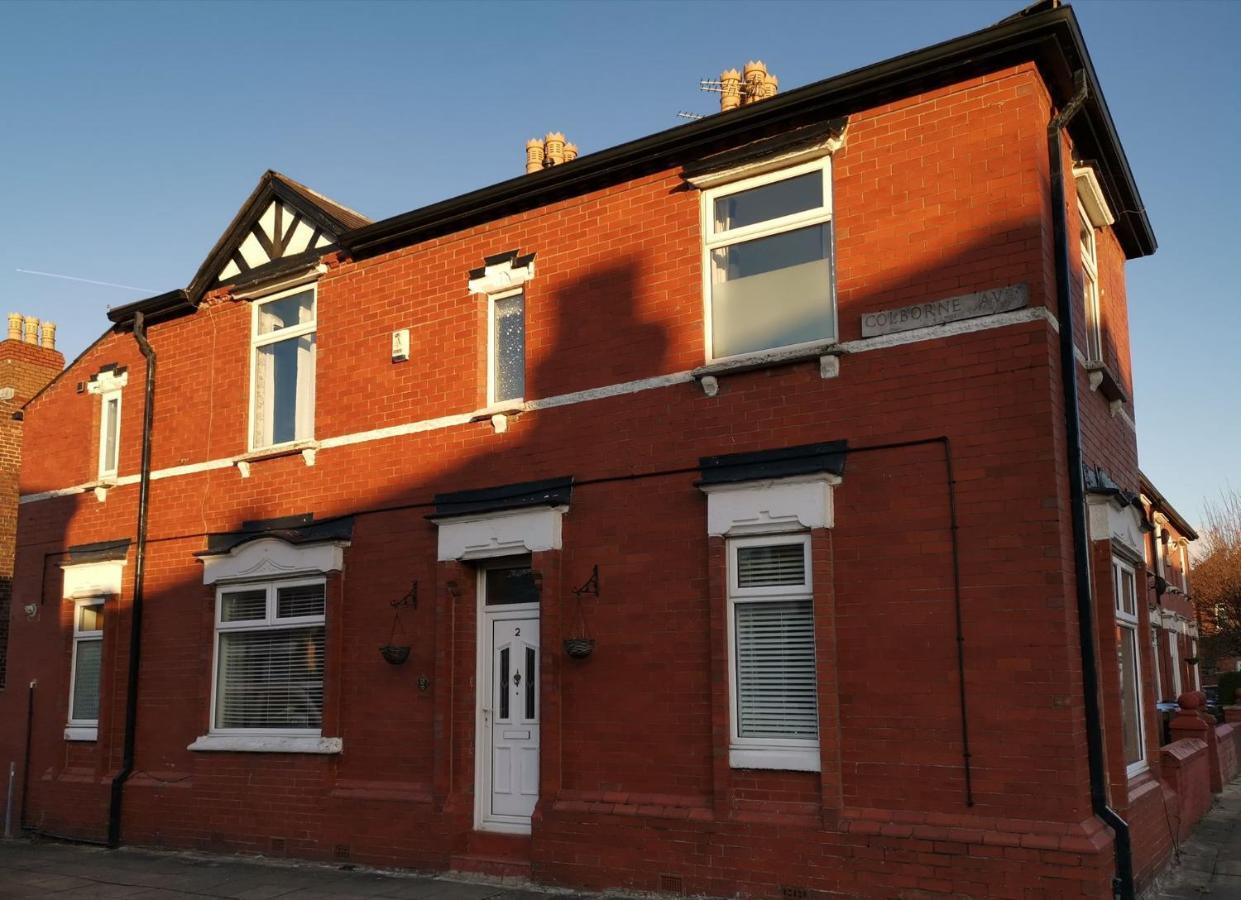 Corner House, Sleeps 8 In 4 Bedrooms, Near Train Station, Great Value! Vakantiehuis *