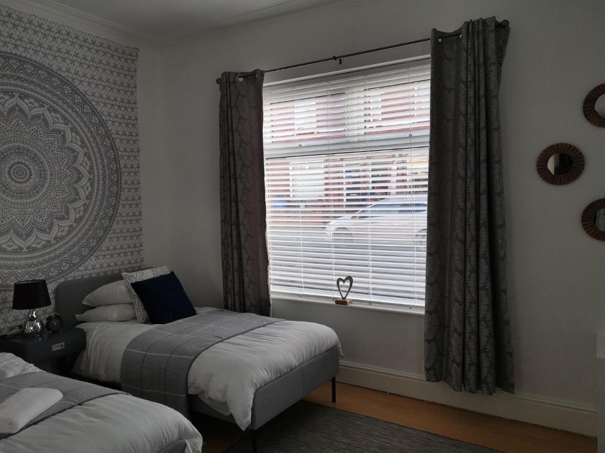 Vakantiehuis Corner House, Sleeps 8 In 4 Bedrooms, Near Train Station, Great Value! *