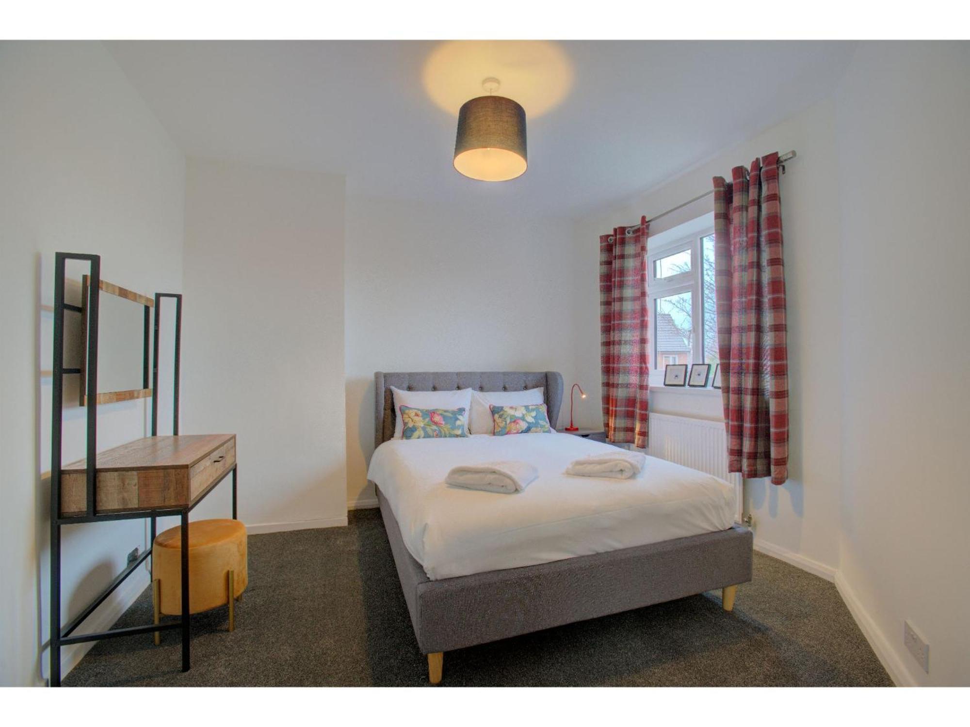 Gorgeous 3 Bed Near Airport