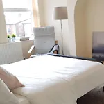 Beautiful 4 bedroom Victorian Apartment Sleeps 7 STOCKPORT