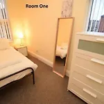 Beautiful 4 bedroom Victorian Apartment Sleeps 7 STOCKPORT