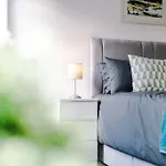 Stunning Refurbished House - Free Wifi - Sleeps 5