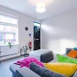 Stunning Refurbished House - Free Wifi - Sleeps 5
