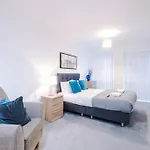 The Halo 2 Bedroom Apartment- Hosted By Mcr Dens