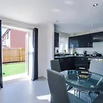 Vidale Court, 3 Bedroom House With River Irwell View, Sleeps 6