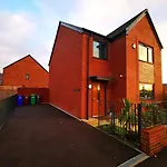 The Lawnswood - Central Manchester Holiday Home With Free Parking