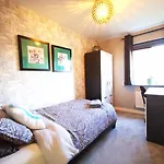 The Lawnswood - Central Manchester Holiday Home With Free Parking