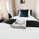 Salford Ark Comfort Stays Near Salford Royal And Trafford Centre