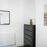 Rutland House 10 Mins From Manchester City Ctr 4-Bedroom House