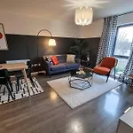 Couples Retreat / Workers Paradise + Free Parking